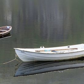 Open bootjes op spiegelglad water van Henk Alblas