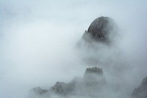 Sommet dans la mer de brouillard