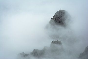 Top in een zee van mist van Martin Wasilewski