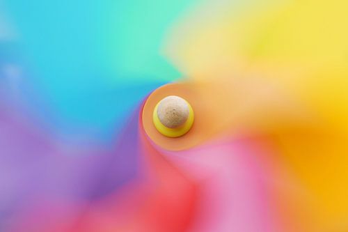 Regenboogkleuren van een draaiende windturbine