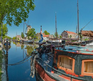 Oude schepen in de Museumhaven, stellingmolen De Roode Leeuw, Gouda, Zuid-Holland