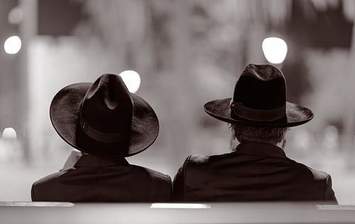 La silhouette de deux hommes juifs