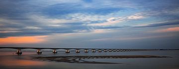 Zeelandbrug net voor zonsondergang van Photodoos