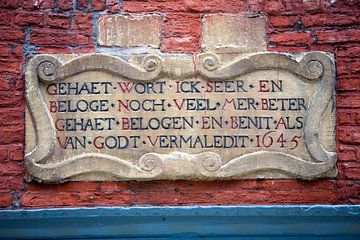 Steen op oud pand in centrum van Dordrecht, Nederland van Joost Adriaanse