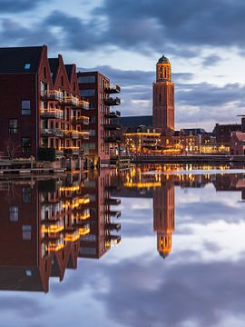 Le Peperbus de Zwolle se reflète dans le canal sur Meindert Marinus