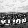 Los Angeles gezien vanaf Mount Lee over het Hollywood sign. van Patrick van Os