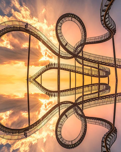 Die sanften Farben des Abendhimmels tauchen Tiger and Turtle in ein warmes, goldenes Licht. Die klare Spiegelung verdoppelt die imposante Silhouette und schafft eine faszinierende Stimmung. von LICHTERKISTE