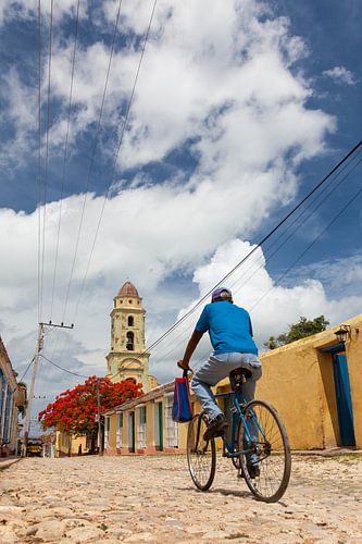 Man op fiets over hobbelig straatje in Trinidad, Cuba