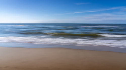 Dromerige beweging van de branding aan zee