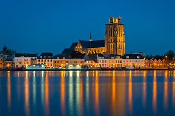 De kerk van Dordrecht in het blauwe uur. van Jos Pannekoek