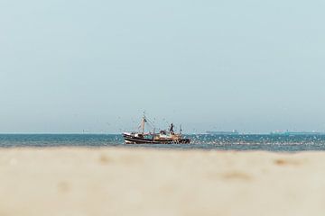 Vissersboot op zee met meeuwen van Anne Zwagers