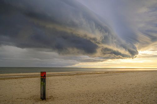 Zonsopgang in de duinen van het eiland Texel met nadering van een stormwolk