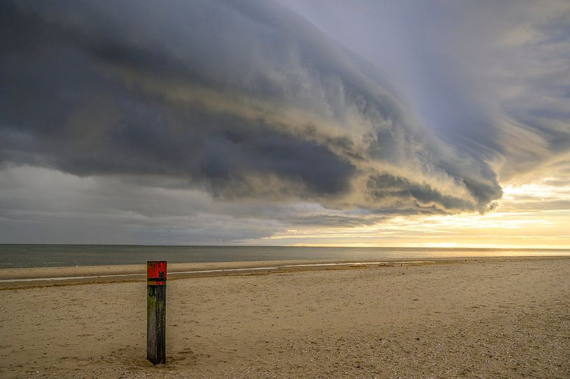 Zonsopgang in de duinen van het eiland Texel met nadering van een stormwolk van Sjoerd van der Wal Fotografie