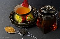 Schwarzer Tee mit Erdbeere in einer Tasse und einer Glaskanne mit Teea von Babetts Bildergalerie Miniaturansicht