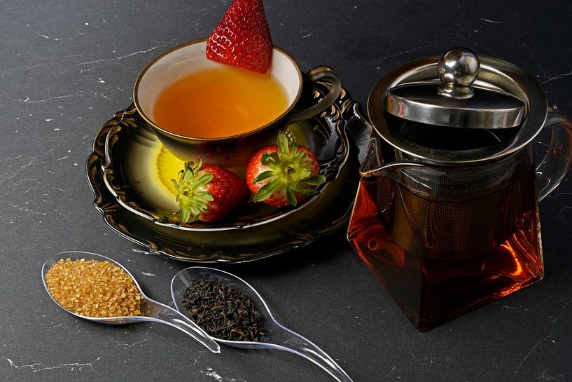 Schwarzer Tee mit Erdbeere in einer Tasse und einer Glaskanne mit Teea von Babetts Bildergalerie