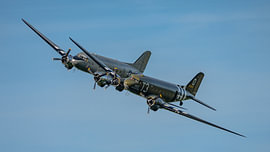 Vorbeiflug von zwei historischen Douglas-Flugzeugen.