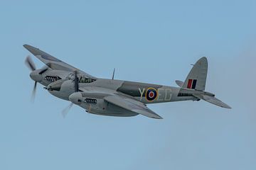 De Havilland Mosquito FB Mk.26 fighter-bomber tijdens de Thunder over Michigan Airshow in 2015. van Jaap van den Berg