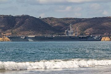 Die USS Nimitz (CVN-68) verlässt den Hafen von San Diego. von Jaap van den Berg