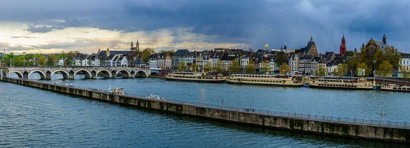 Maastricht - Mestreech mit bedrohlichen Wolken I von Teun Ruijters