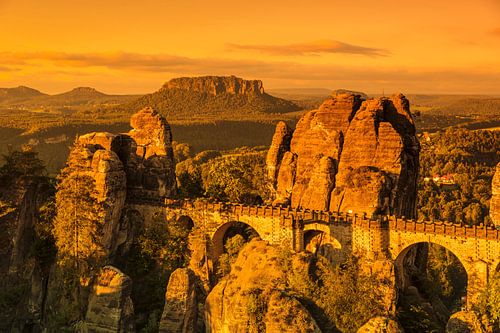 Sonnenaufgang an der Basteibrücke, Elbsandsteingebirge von Markus Lange