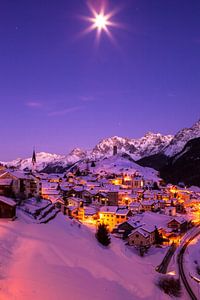 Bergdorp in de Alpen, winter van Frank Peters