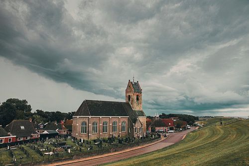 Onweersbui boven het kerkje van Wierum