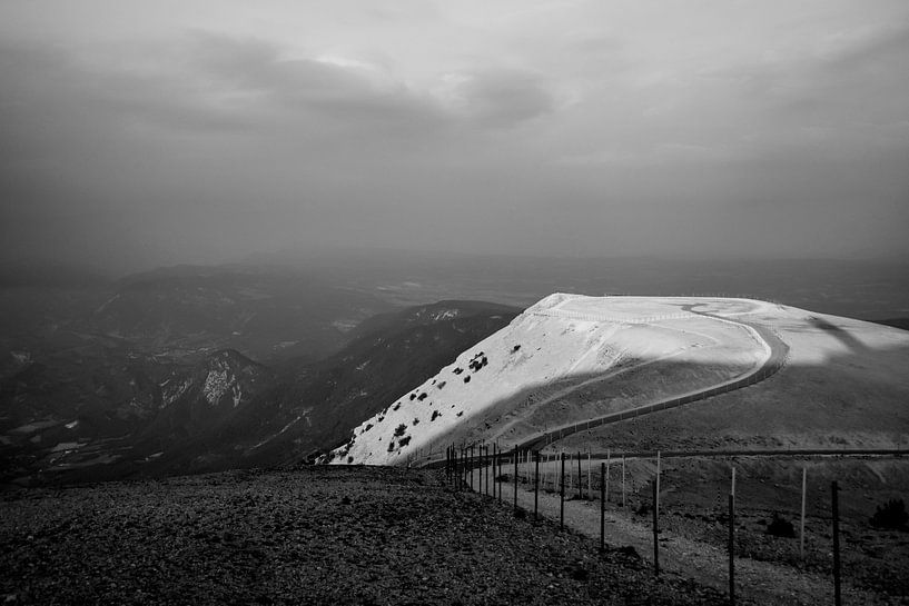 Landschaft Mont Ventoux in Schwarz-Weiß von Beeldpracht by Maaike