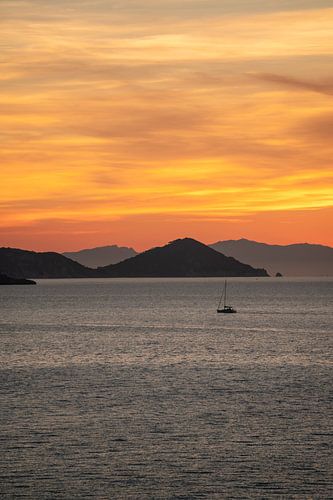 Zonsondergang op Elba met uitzicht op zee & met een boot