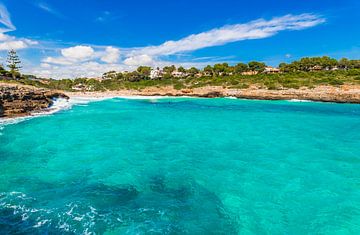 Baai strand met turquoise zeewater bij Cala Mandia, Mallorca Spanje van Alex Winter