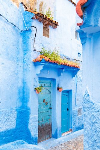 Een straatje in de blauwe stad Chefchaouen, Marokko