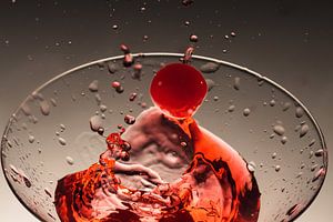Kirsche fällt in Cocktail 2