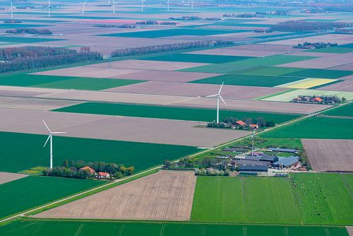 Luchtfoto van een windturbine in Flevoland