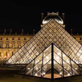 Louvre in avondlicht. by Mignon Goossens