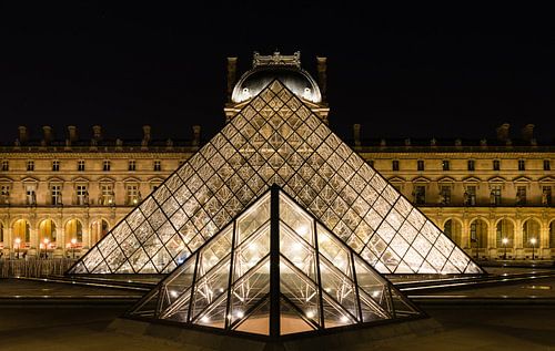 Louvre in avondlicht.