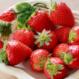 Fraises fraîches avec couronne sur un plat blanc sur Ans van Heck