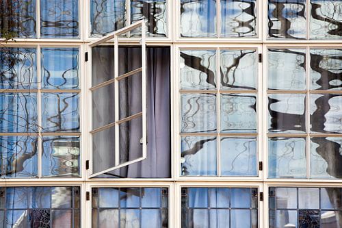 Openstaand raam en de gordijnen dicht