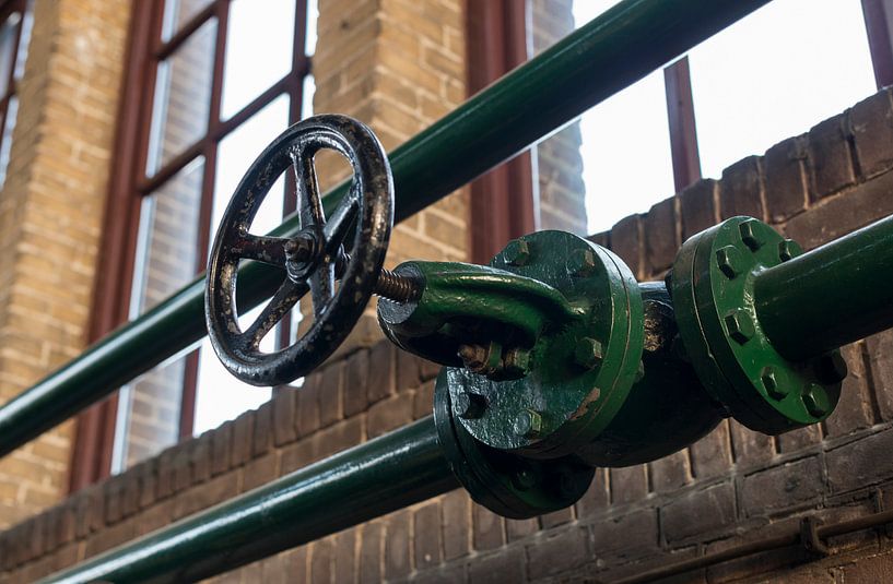 green manual valve in green metal tube van ChrisWillemsen
