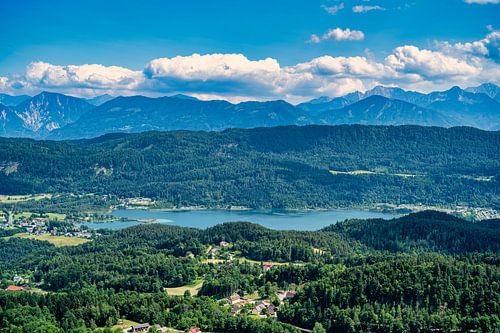 Uitzicht vanaf de Pyramidenkogel observatietoren op het Woerthe meer