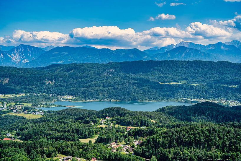 Vue de la tour d'observation Pyramidenkogel sur le lac Woerthe par Andreas Völkel