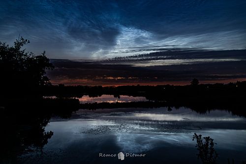 Crystal bath with luminous night clouds