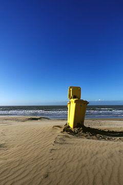 eenzame prullenbak op het strand. van oscar van zessen