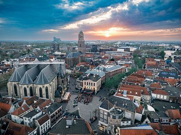 Luchtfoto binnenstad Zwolle tijdens zonsondergang