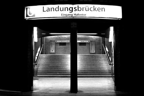 Nachts: Eingang Landungsbrücken