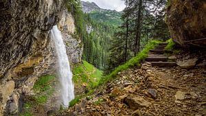Eine Stiege und ein Wasserfall