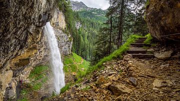 Eine Stiege und ein Wasserfall von Christa Kramer