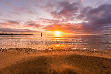 farbenfroher Sonnenuntergang am Strand von Peter Abbes
