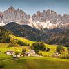 Die kleine Kirche von Santa Maddalena in Val di Funes vor der Kulisse der Geisler Berge von Marga Vroom