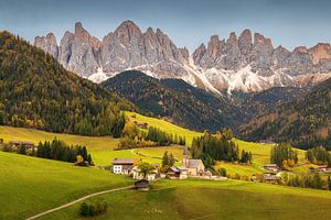 Die kleine Kirche von Santa Maddalena in Val di Funes vor der Kulisse der Geisler Berge