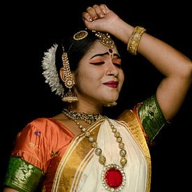 Traditionele Kathakali danseres in Kerala van Rik Plompen