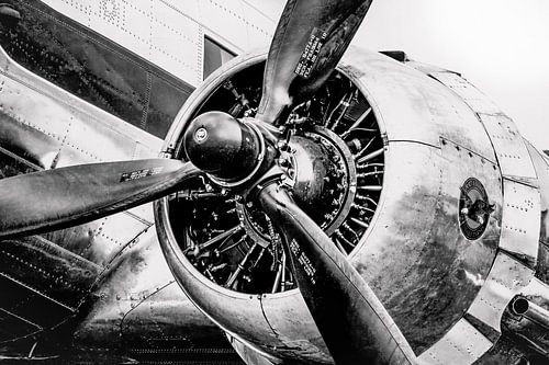 Vintage Douglas DC-3 propellervliegtuig klaar voor opstijgen